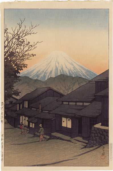 Hasui 巴水: Mount Fuji from Yuimachi at Suruga 駿河由比町