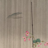 Koson 小原古邨 : ピンクのベゴニアの花の上に雨の中のシルエットの鳥